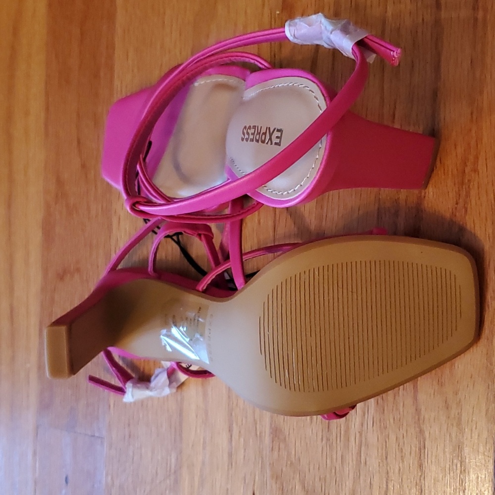 Express neon fuchsia strappy block-heel sandals. square toe Size 6 NWT - Picture 5 of 5
